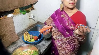 सेक्सी भाभी को मॉर्निंग में किचन में खाना बनाते समय चोदा xxx kitchen sex video